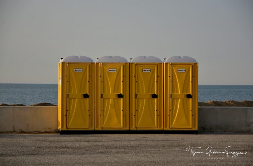 WC chimici gialli davanti alla spiaggia di Lignano